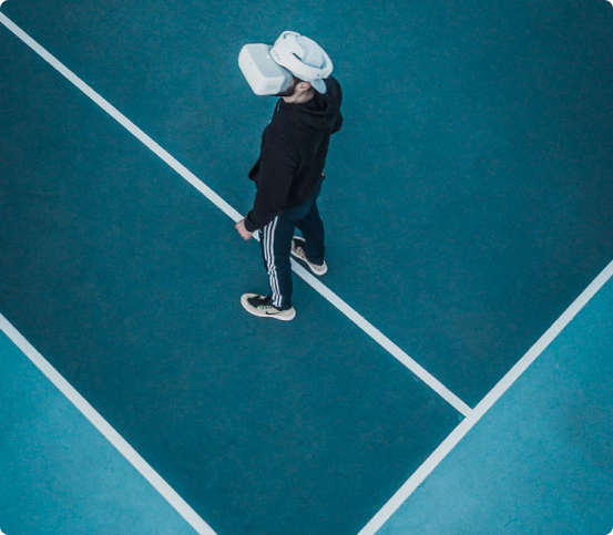 парень в очках виртуальной реальности стоит на синем поле