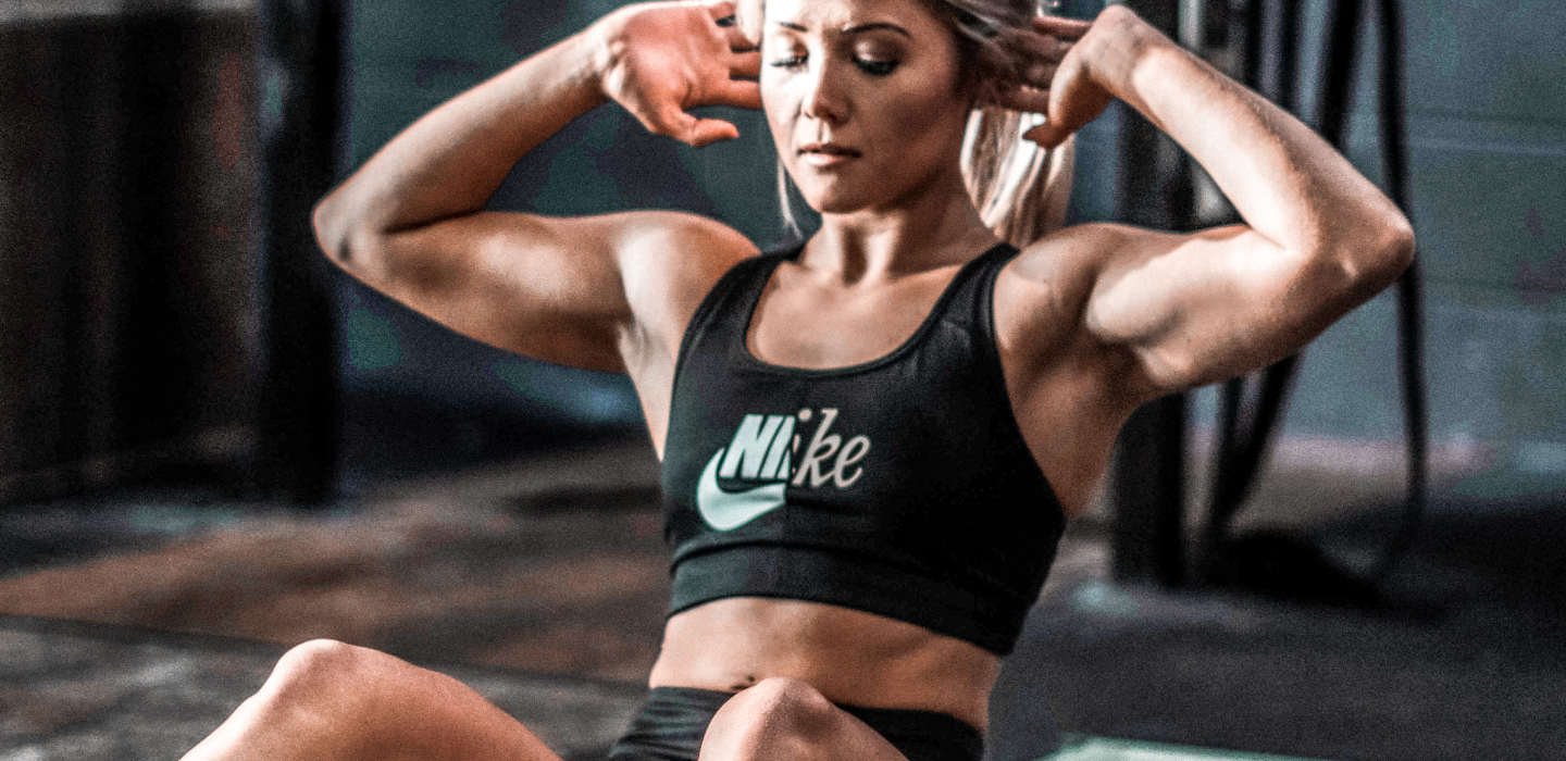 Женщина в спортивном зале