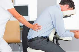 Массаж мужчины сидя