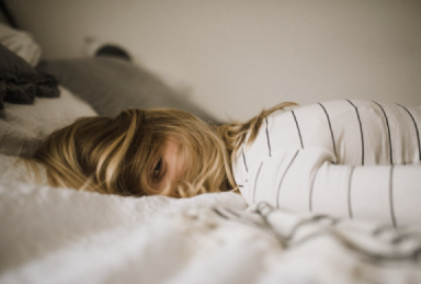 женщина лежит на кровати лицом вниз