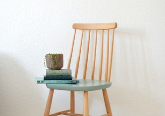 стул, на нем лежат книги