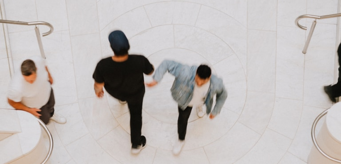 Два мужчины идут мимо друг друга в противоположные стороны