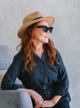 женщина в шляпе и черных очках