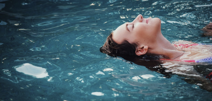 Женщина плывет на спине