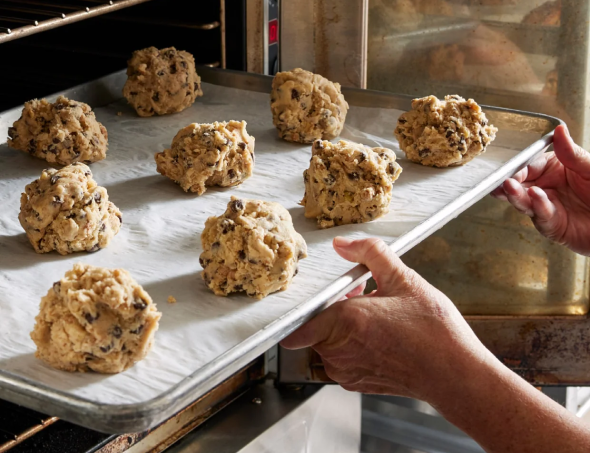 противень с печеньем достают из духовки