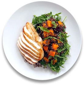 приготовленное мясо с зеленью на тарелке