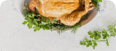 приготовленная курица с зеленью