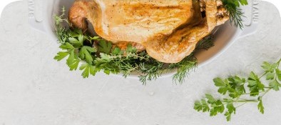 приготовленная курица с зеленью