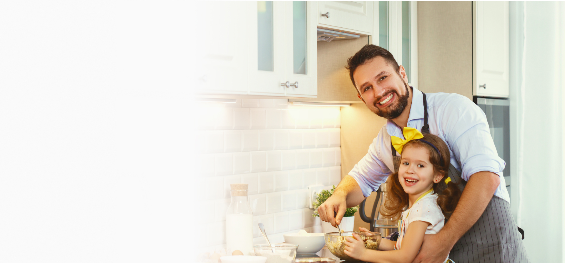 Отец с дочкой на кухне